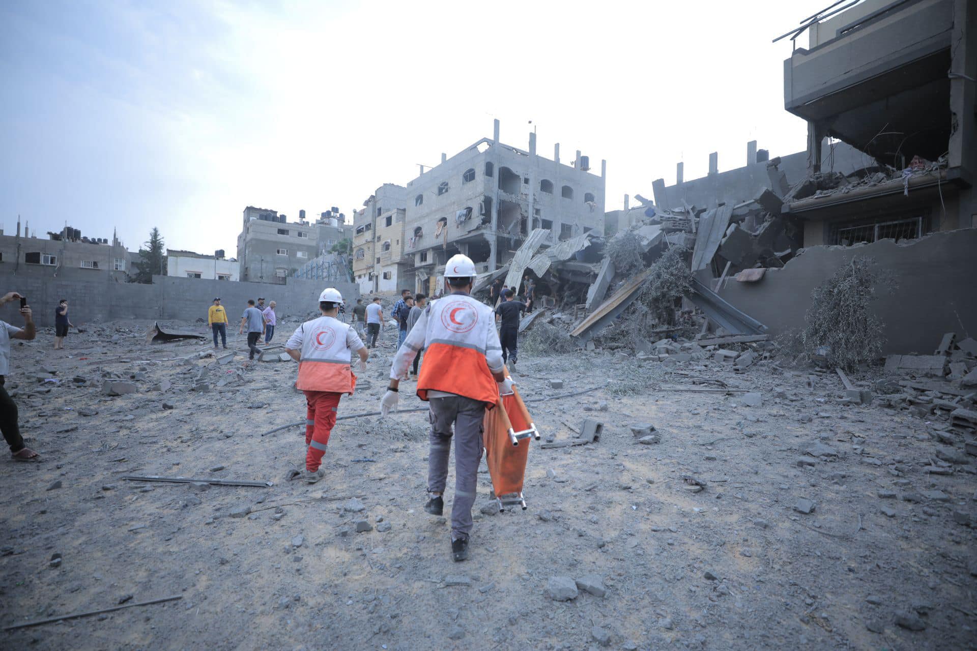 Personas trabajando en la Emergencia en Gaza