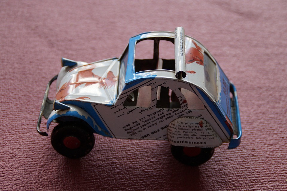 Creacin de juguetes con objetos reciclados