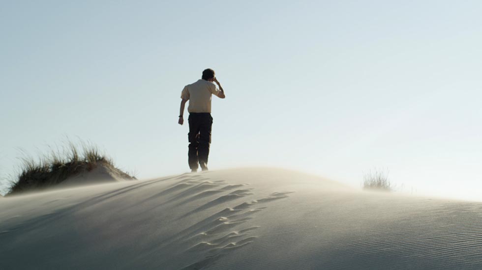 EL MAR NOS MIRA DE LEJOS